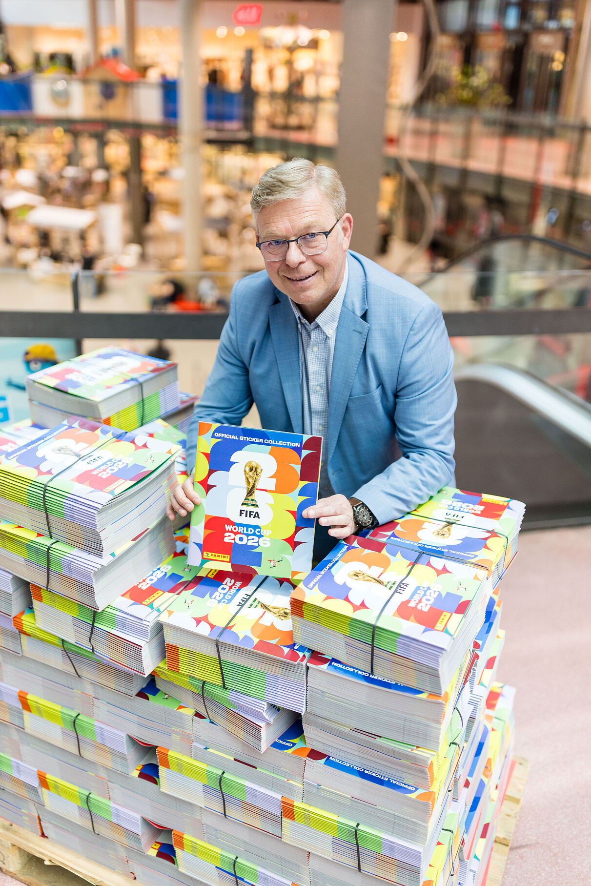 Bild 3_Q19 Center Manager Gernot Jung mit Panini-Alben_c_Q19_Robert Fritz